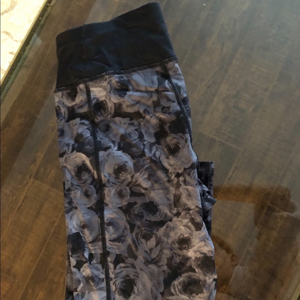 Betsy Johnson Capri leggings